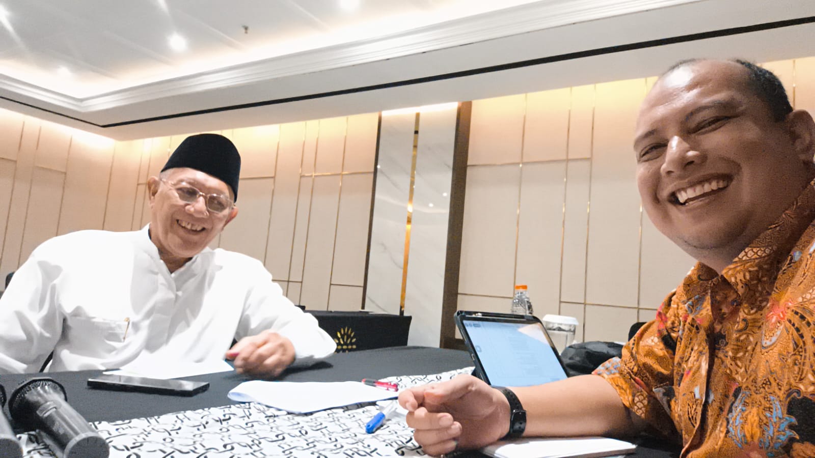 Foto : Ketua Dewan Pimpinan Wilayah (DPW) HIMBARSI Jabodetabek Plus, Abdillah Jetha saat berbincang meminta nasehat kepada KH Abdul Hakim Mahfudz atau Gus Kikin.